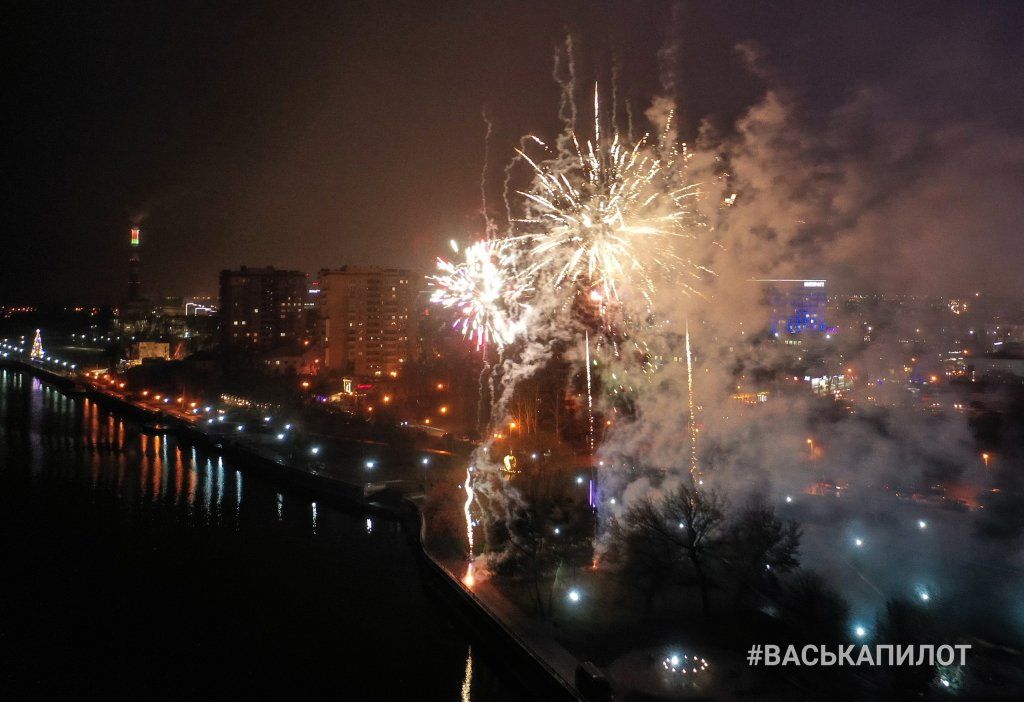 Открытии ёлки! Посмотрите, какой фейерверк был в Бресте на Набережной