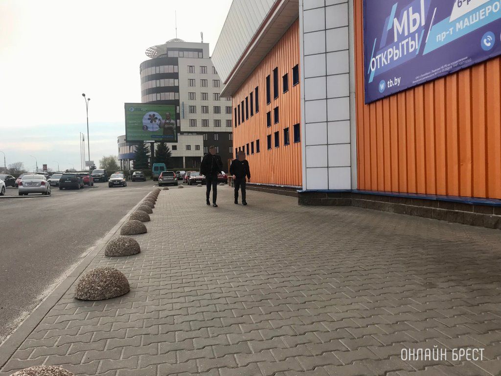 Читатель: Корона, ул. Московская. Убрали парковочное место, отгородили камнями. Как по мне, большой плюс, так-как для пешеходов стало очень удобно!