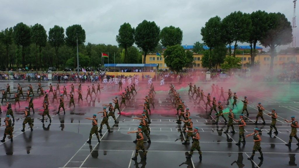 Сегодня в Бресте празднуют День ВДВ. Фото и видео