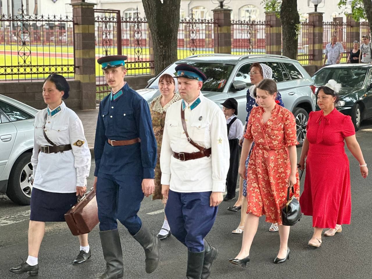 Марш реконструкторов проходит сейчас по улицам Бреста