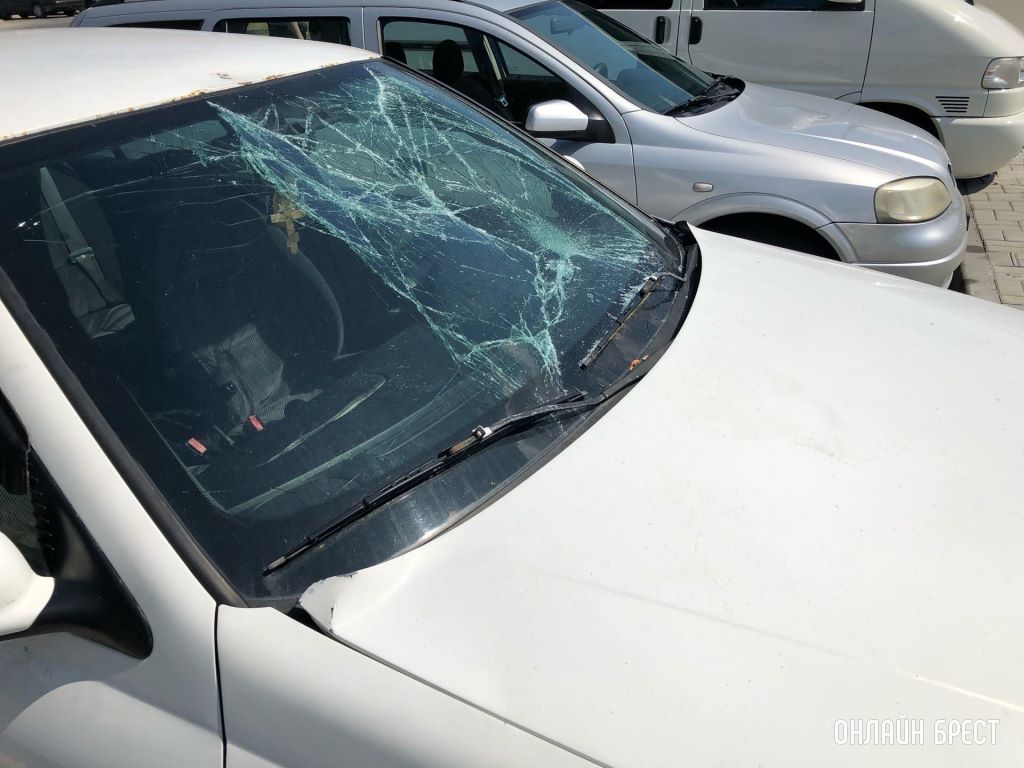 В Бресте неизвестные разбили автомобили на парковке под мостом возле автовокзала