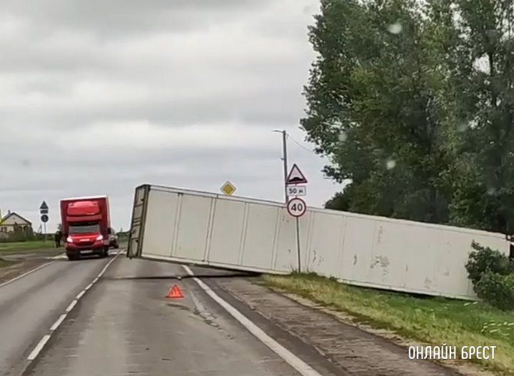 Читатель: Перевернулась фура. Брестский район, деревня Чернавчицы
