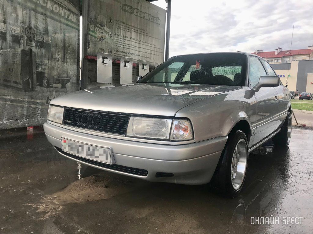 Читатель: Старая, но очень ухоженная Audi 80. Фото сделаны в Кобрине