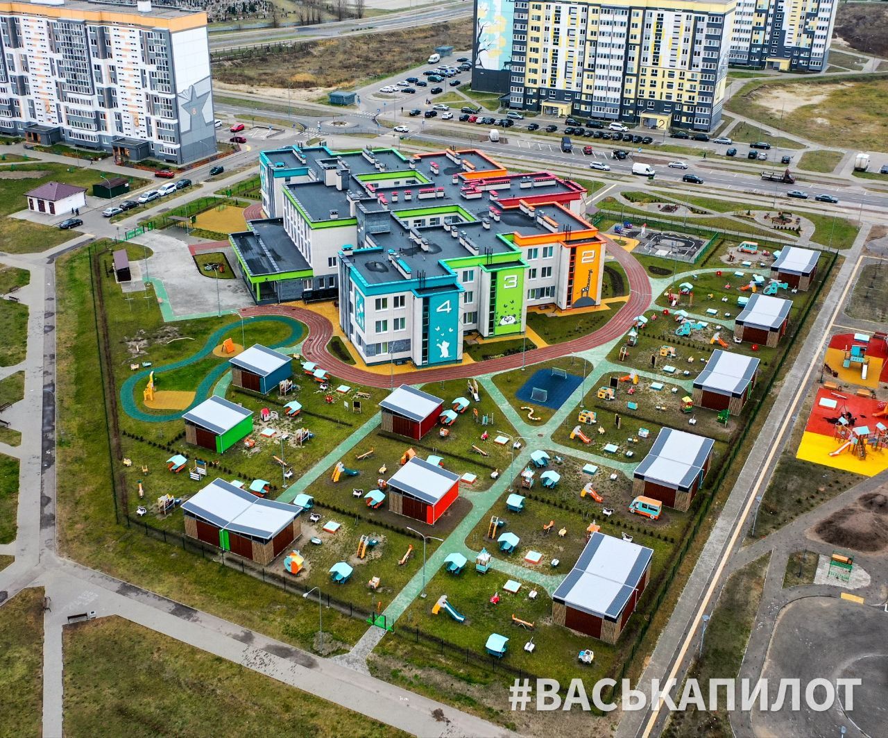 Показывает с высоты строительство большого микрорайона в южной части Бреста