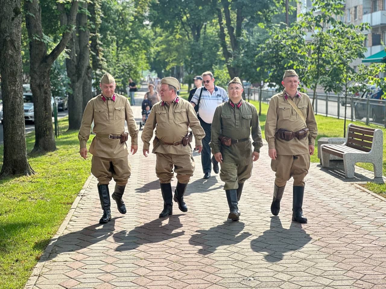 Марш реконструкторов проходит сейчас по улицам Бреста