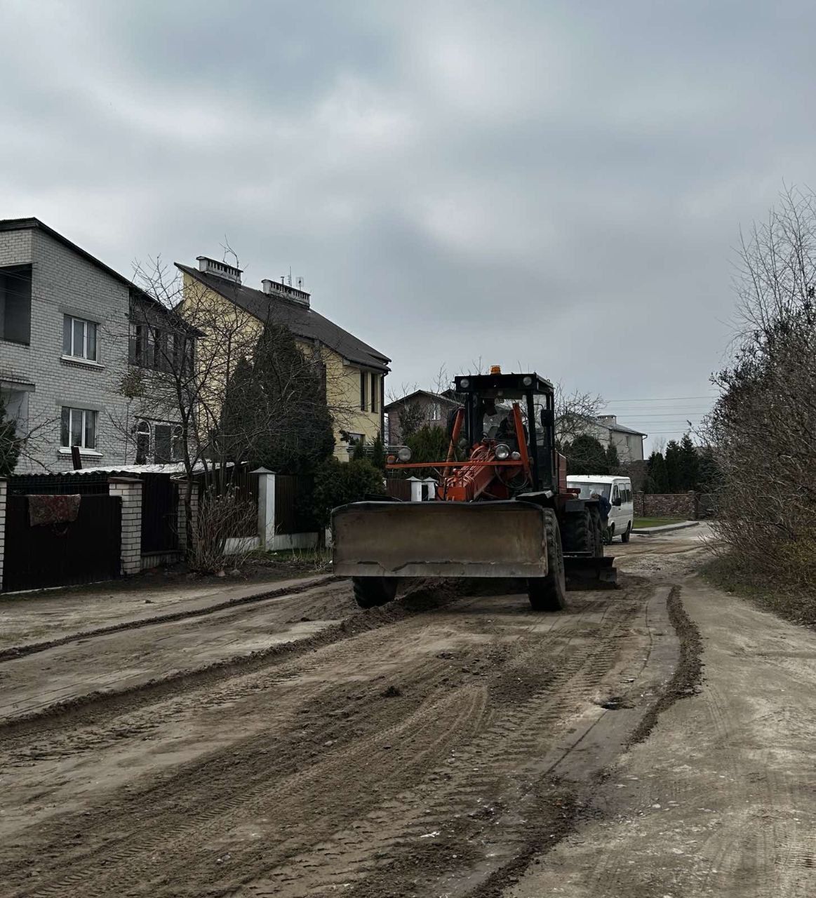 Фотофакт. Специалисты КУП «Брестское ДЭП» осуществляют грейдирование грунтовых дорог в частном секторе города