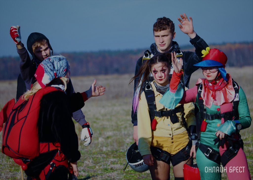 Читатель: Костюмированное шоу от брестских парашютистов