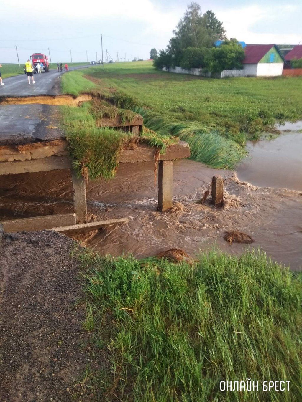 Читатель: Будьте осторожны! Недалеко от Бреста размыло дорогу