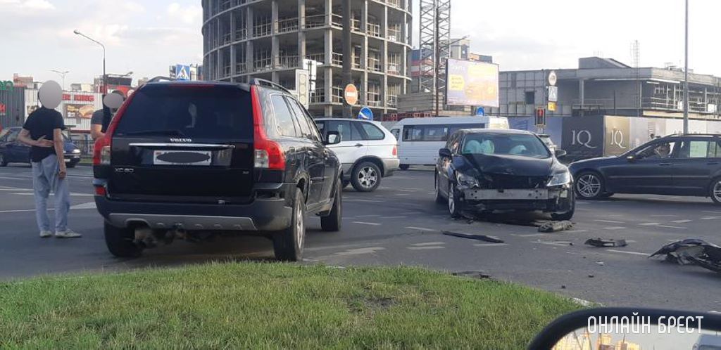 В Бресте на Варшавском шоссе столкнулись автомобили