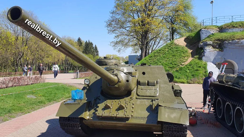 Красят танки и достают из воды деревья в Брестской крепости