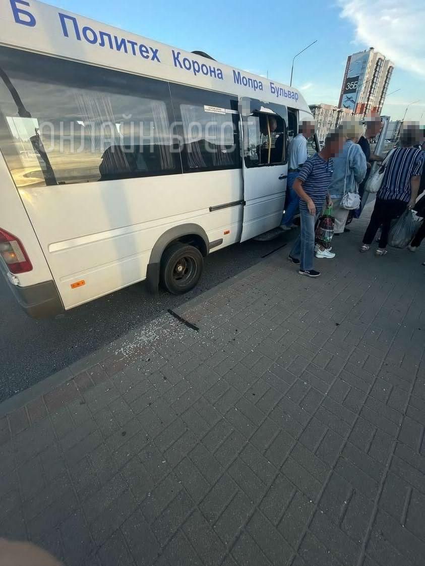 Читатель: В Бресте разбили стекло в маршрутке. Случай произошёл вчера