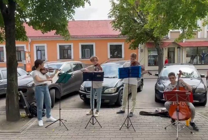 Читатель: Красиво играют! Музыканты на улицах Бреста