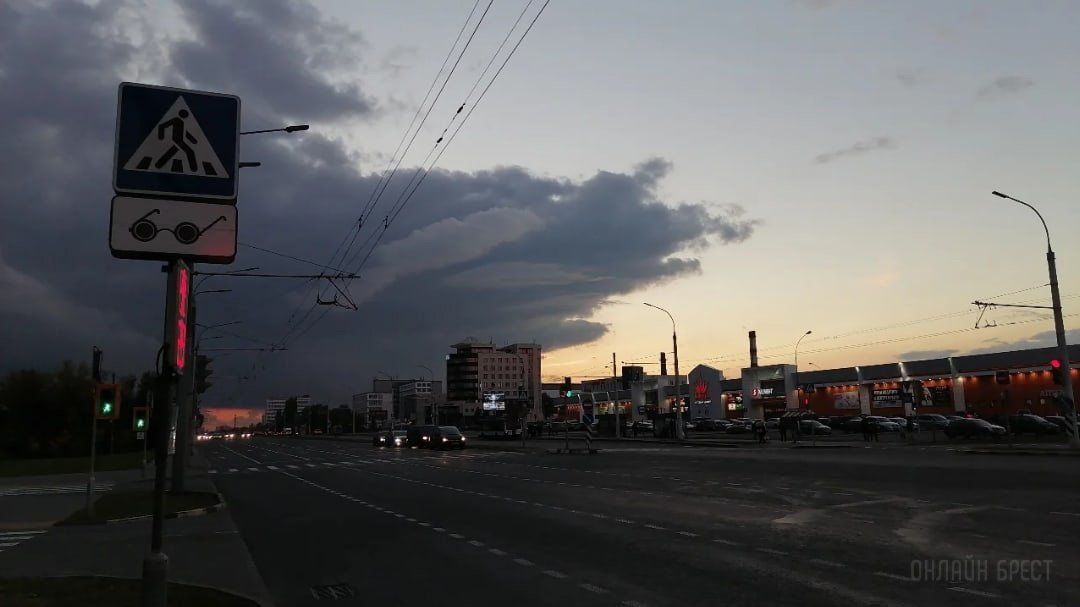 Читатель: Посмотрите, какое завораживающее небо было сегодня в Бресте!