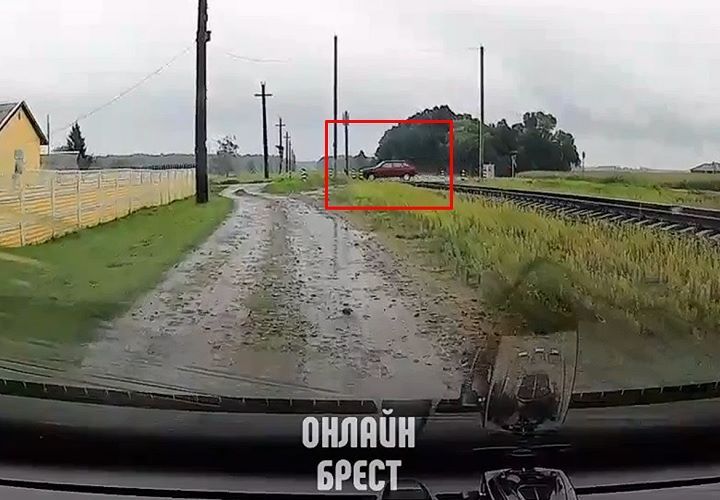 Вот с такой скоростью водитель переезжает переезд