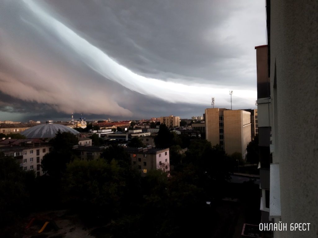 Ещё несколько фото утреннего неба над Брестом, снятые читателями сегодня