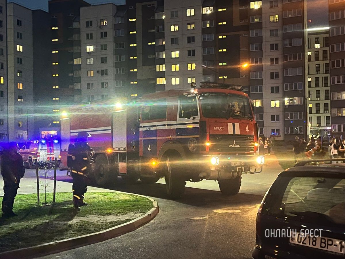 Читатель: Прямо сейчас пожарная направилась по Махновича в Бресте. Туда же направилась бригада скорой помощи