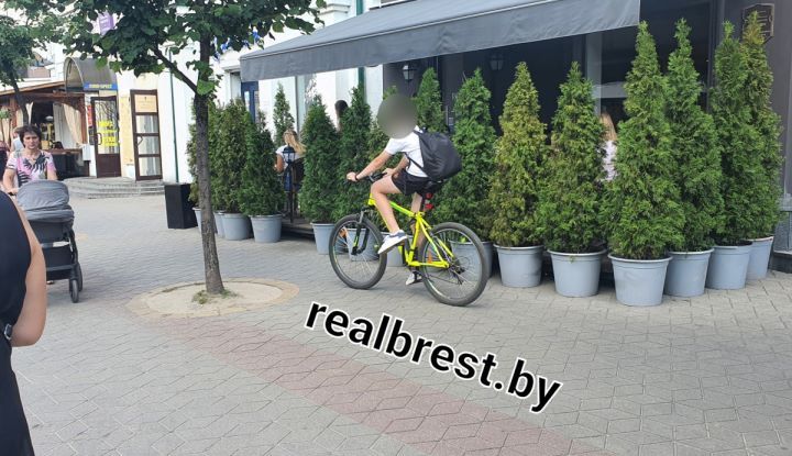 Все ли заметили запрещающий велосипедное движение знак на Советской в Бресте?