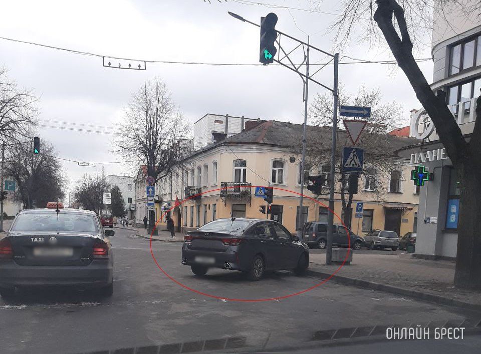 Читатель: «Нормально» так припарковался водитель в Бресте