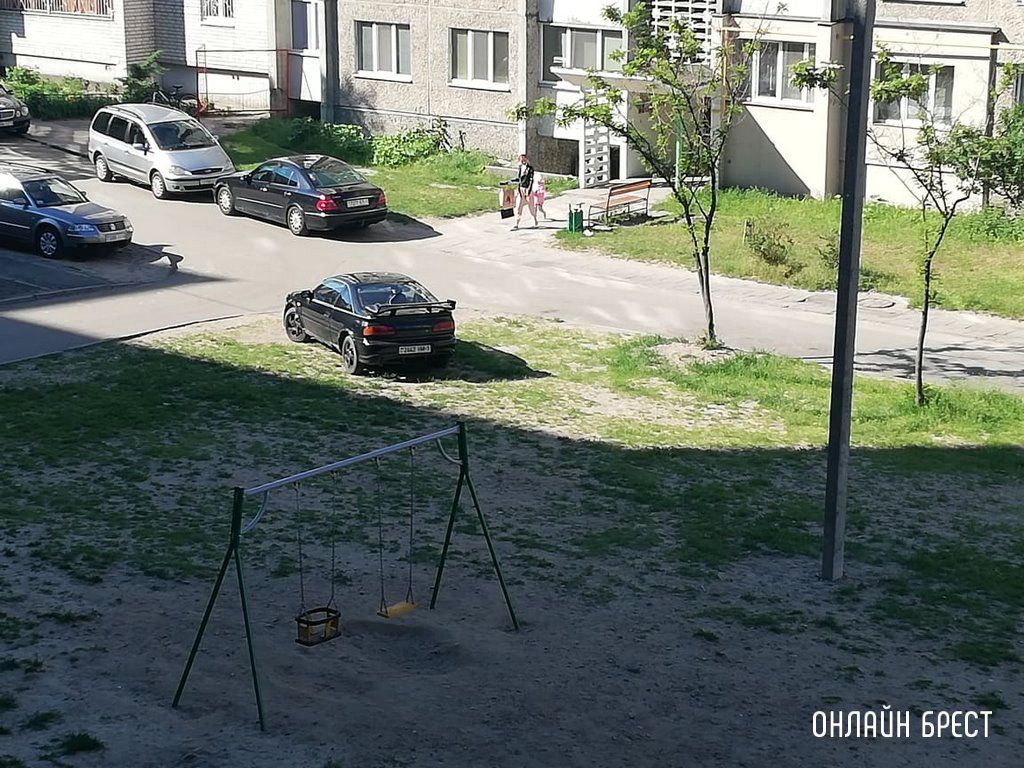 Читатель: Брест, Я.Купалы. Красавец-парковщик. Сегодня утром на детской площадке
