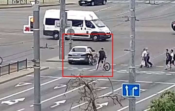 Отказали тормоза? В Бресте водитель сбил велосипедиста и проехал перекресток на красный