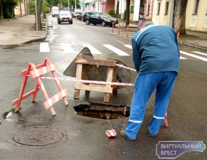 На перекрёстке, где недавно укладывали асфальт, он провалился под автомобилем. Это перекрёсток ул. Гоголя и Комсомольская в Бресте