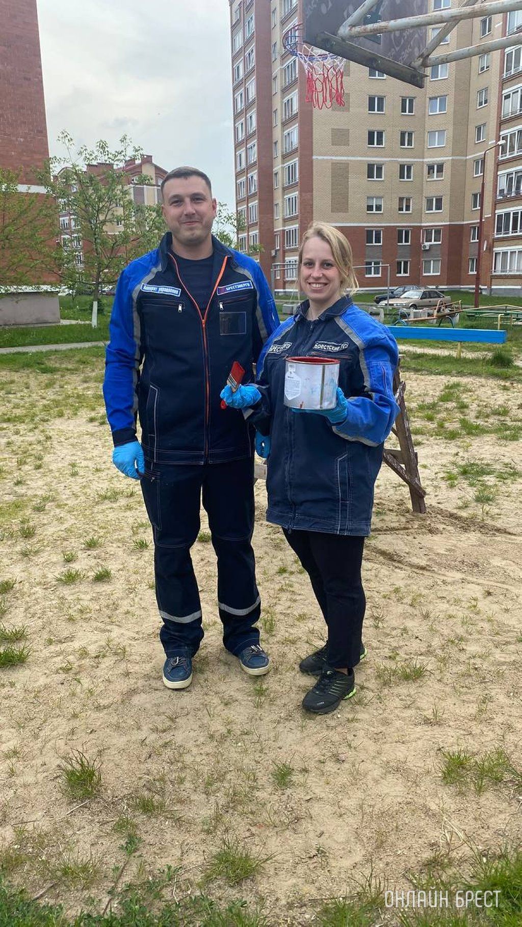 Молодые семьи города Бреста благоустраивали детскую площадку по улице Брестских дивизий