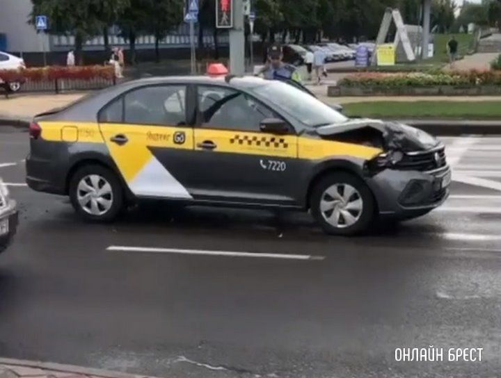 Читатель: Сегодня в Бресте возле ЦУМа произошло ДТП с участием такси