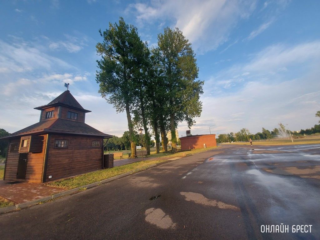 Брест. Летний Городской сад вечером после дождя