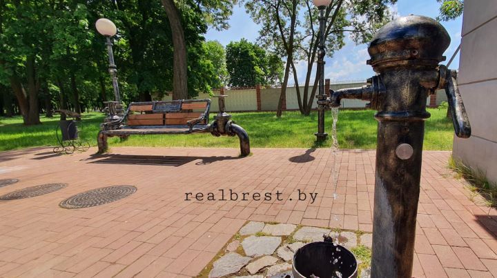 В Бресте в Городском саду снова появилась вода из скважины