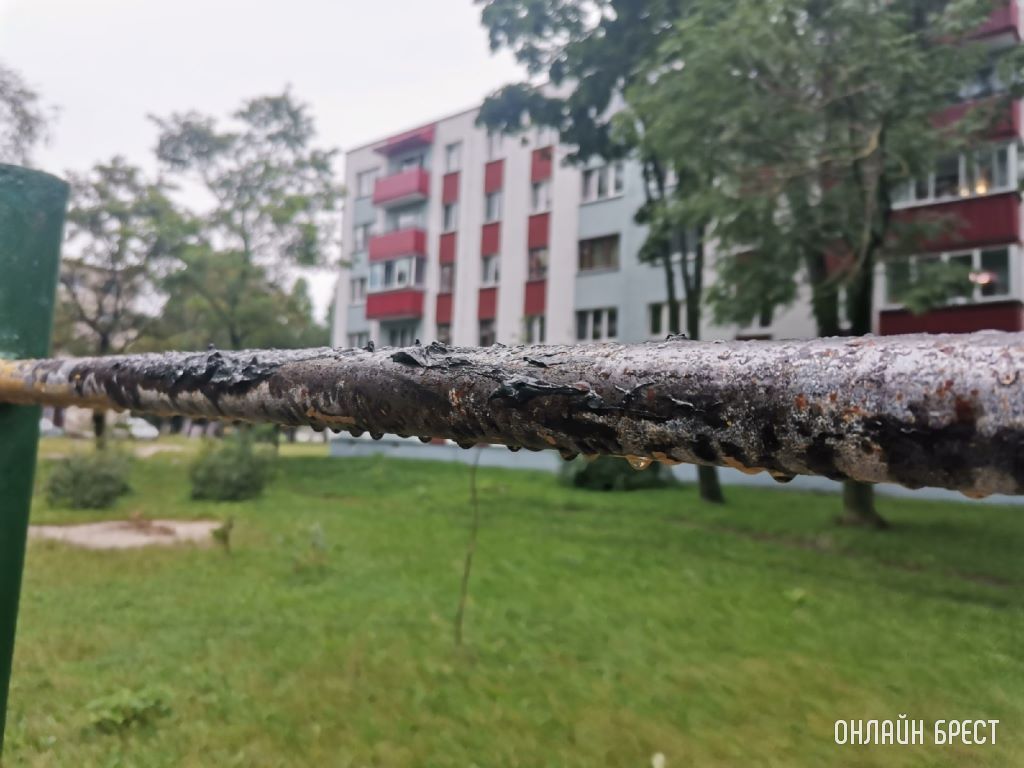 В Бресте на Янки Купалы неизвестные обмазали турник мазутой. Подскажите, что делать в данной ситуации? Такое происходит не впервые