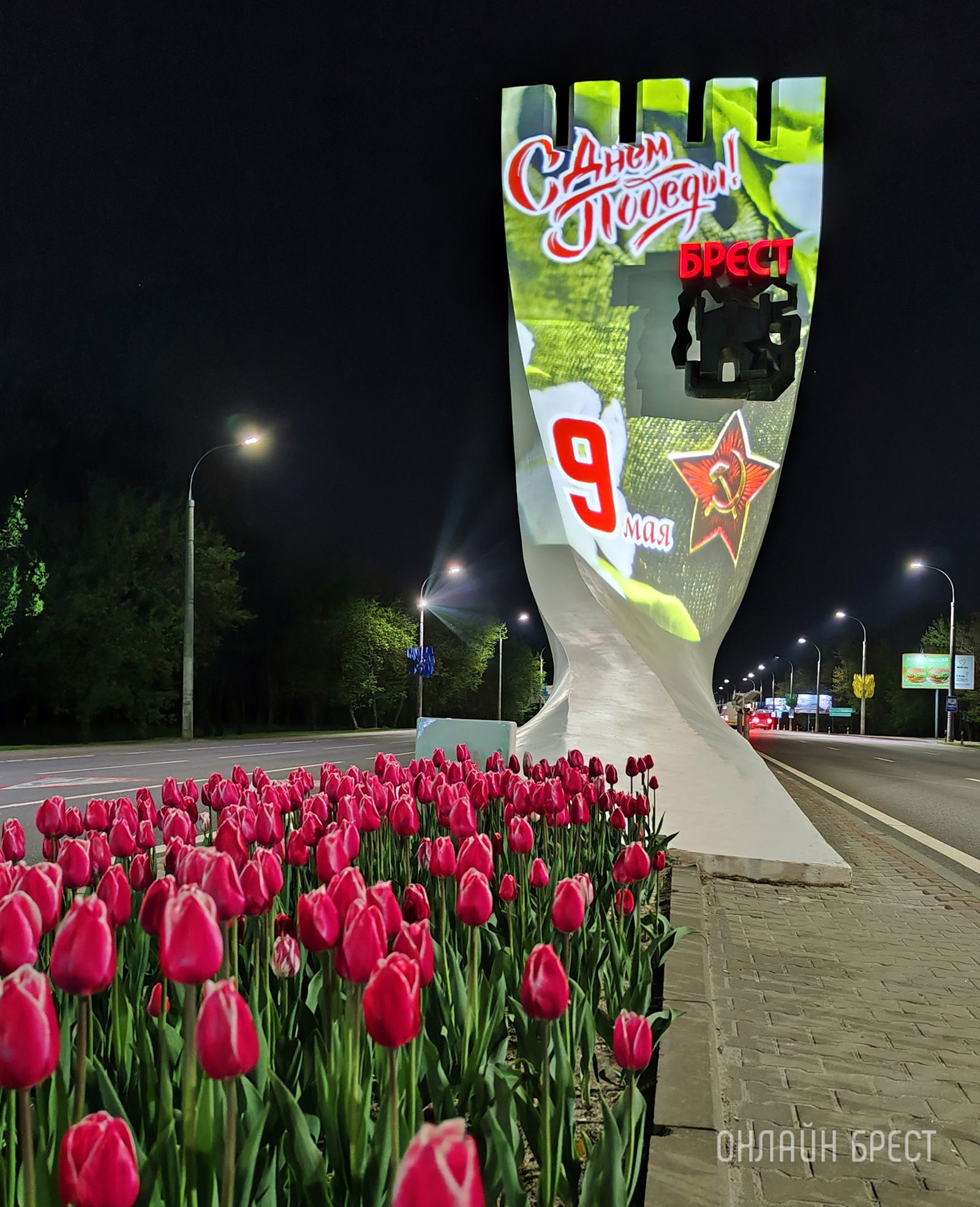 Читатель: Очень красиво! Подсветка стелы на въезде в Брест