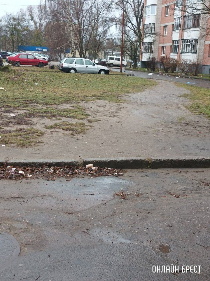 Читатель:  Брест, м-н Восток. Такой «порядок» у нас здесь не редко :(