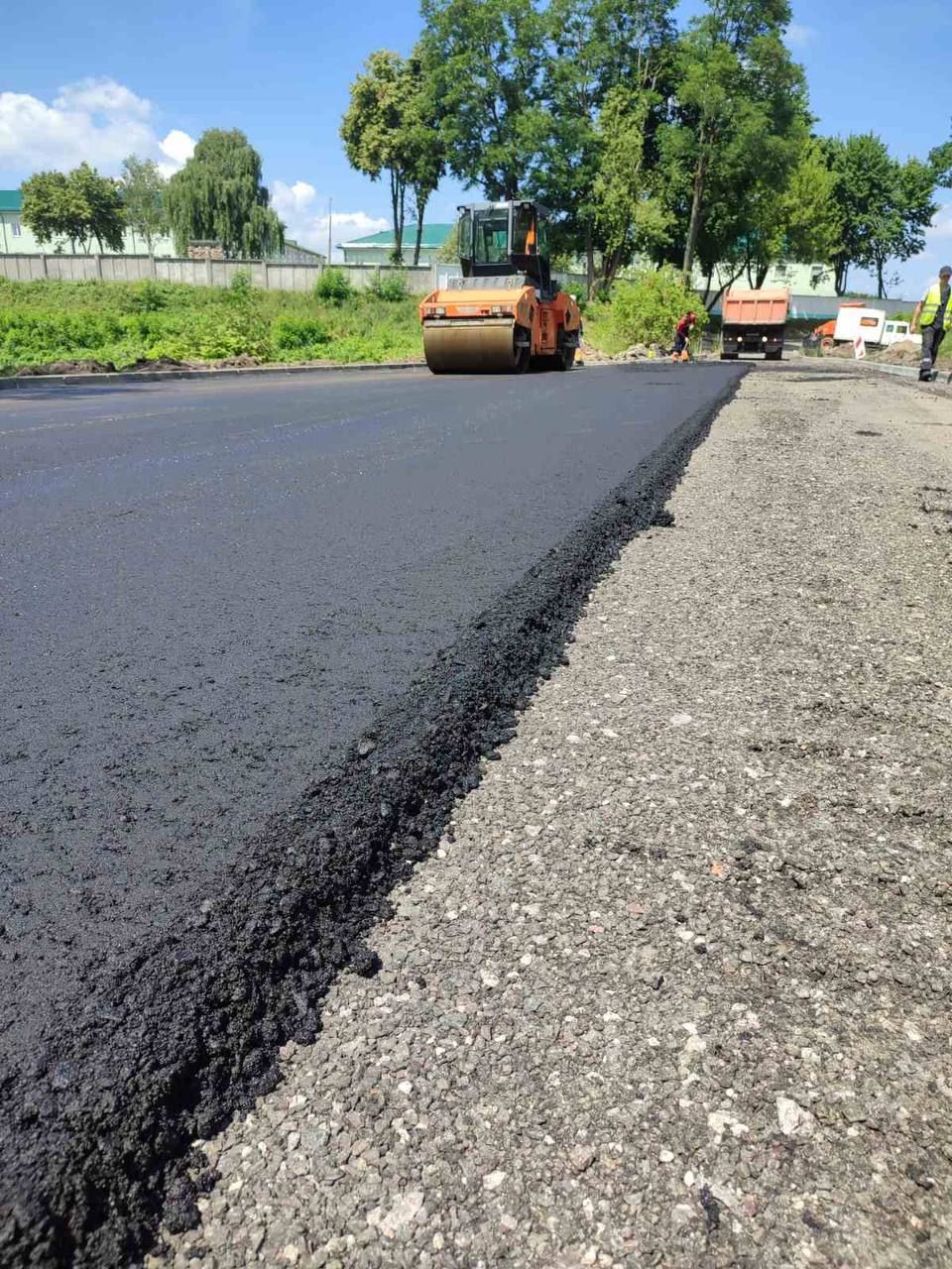 Укладка асфальтобетонного покрытия в Бресте на улице ГОБК (к патриотическому центру)