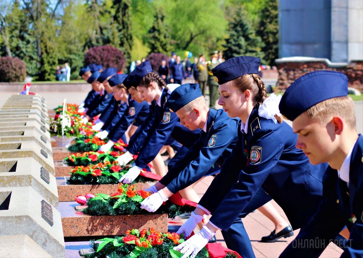 Читатель: Возложение венков к пилонам городов-героев в мемориальном комплексе «Брестская крепость-герой»