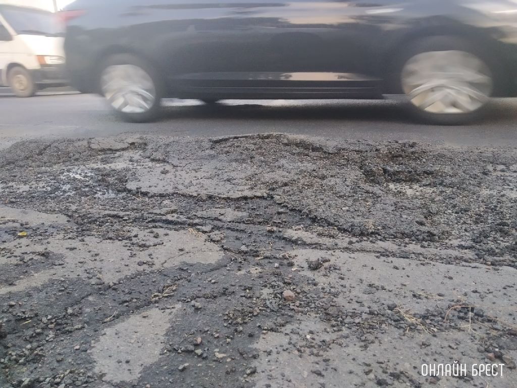 Брест, ул. Московская. Невозможно нормально выехать со двора из-за этих бугров на дороге