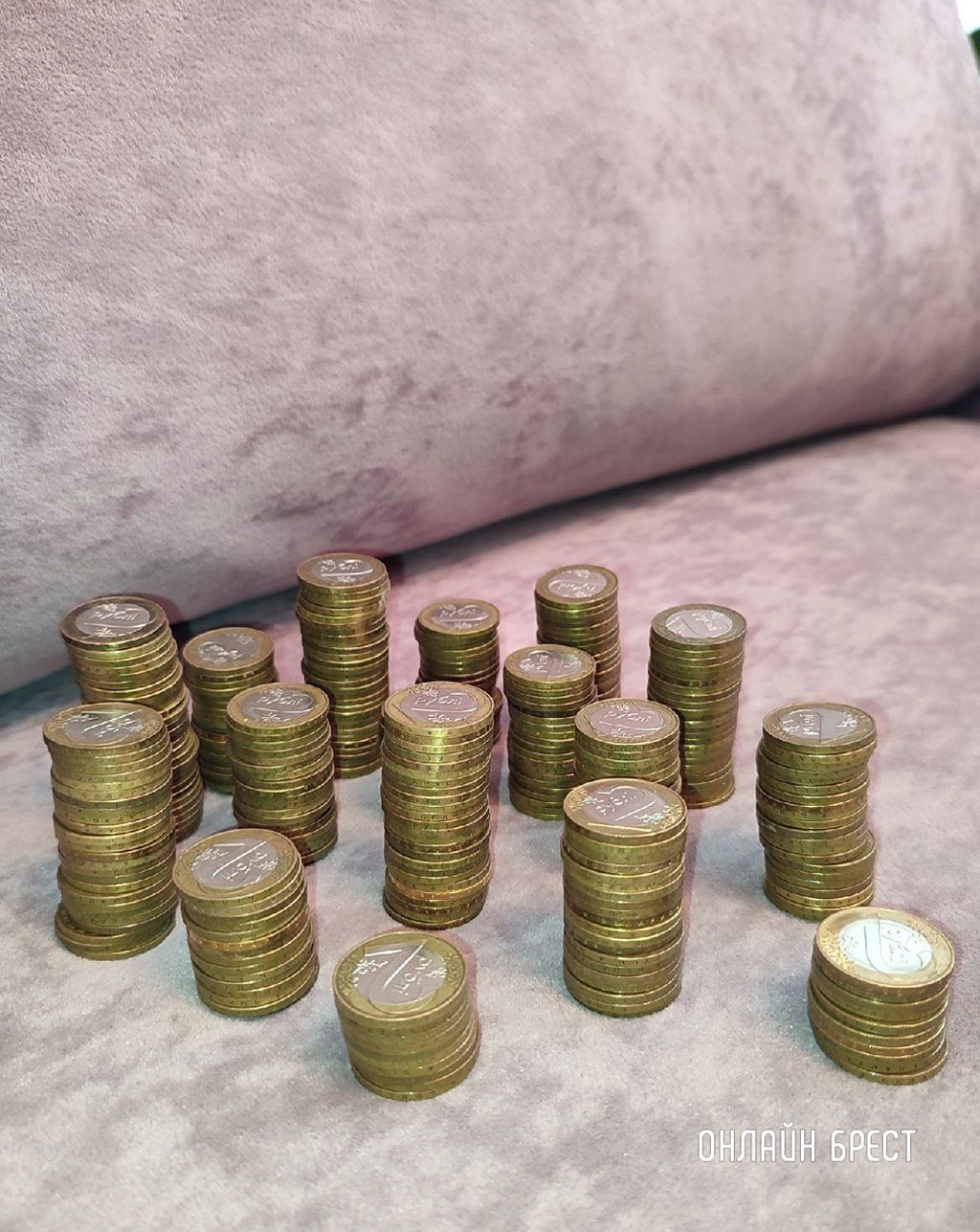 Читательница: 12-летняя девочка из Бреста полтора года назад начала собирать монеты. Бросала в полулитровую банку по два рубля. И вот результат: 702 рубля!