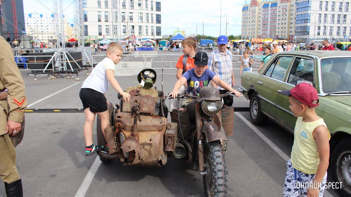 Читатель: Интересные автомобили показали на Махновича в Бресте