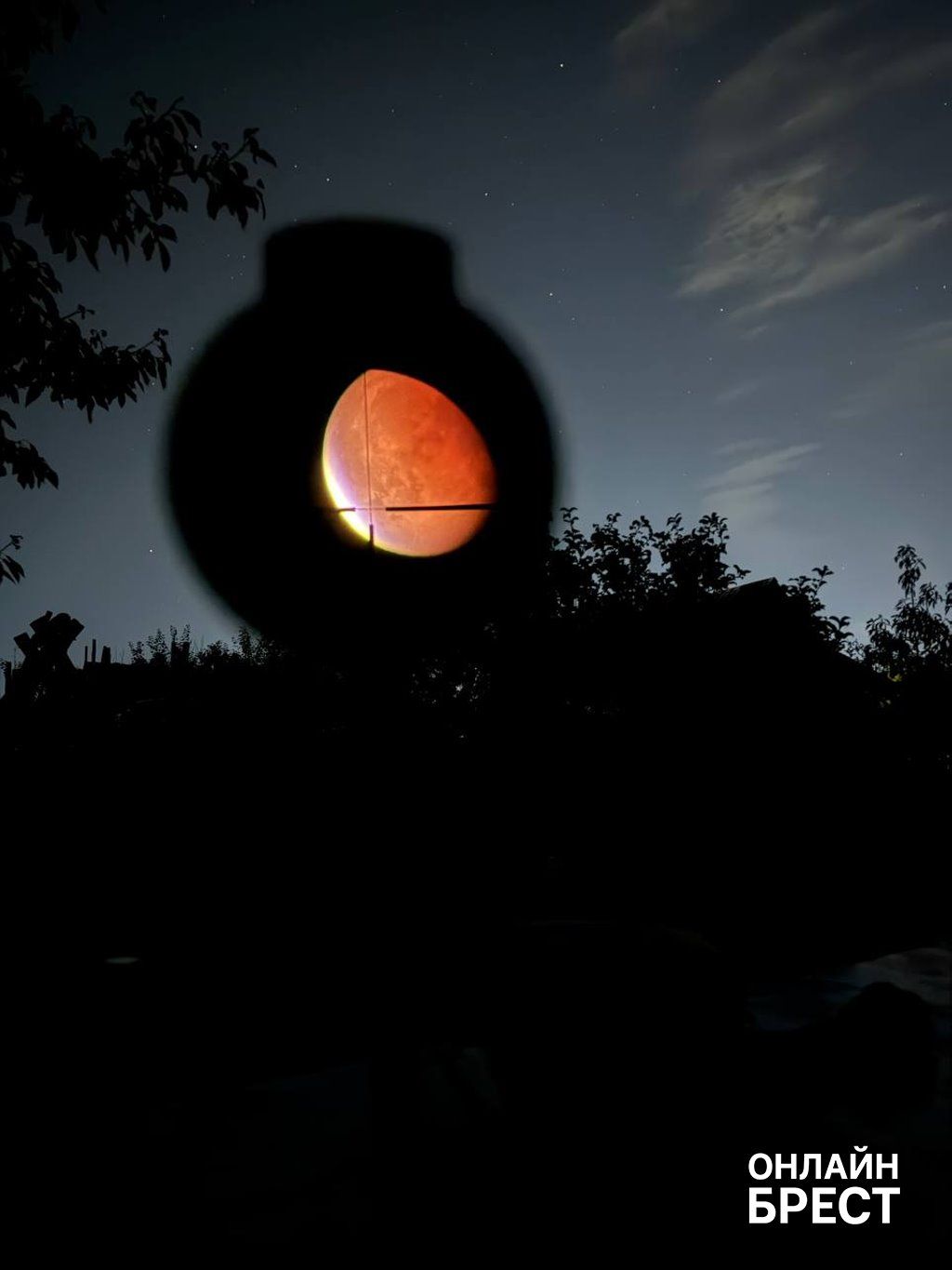 Лунное затмение сегодня в Бресте. Фото с красной луной присылают читатели