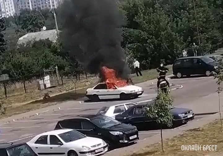 Сегодня в Бресте на Екельчика горела машина