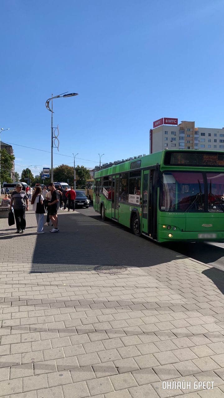 Читатель: Поставили автомобили так, что автобусу сложно остановиться