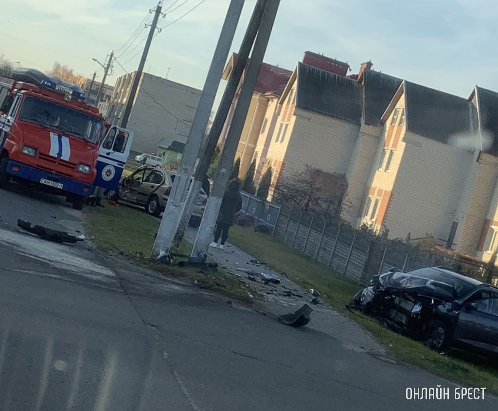 Очевидец: В Пружанах сильно столкнулись автомобили