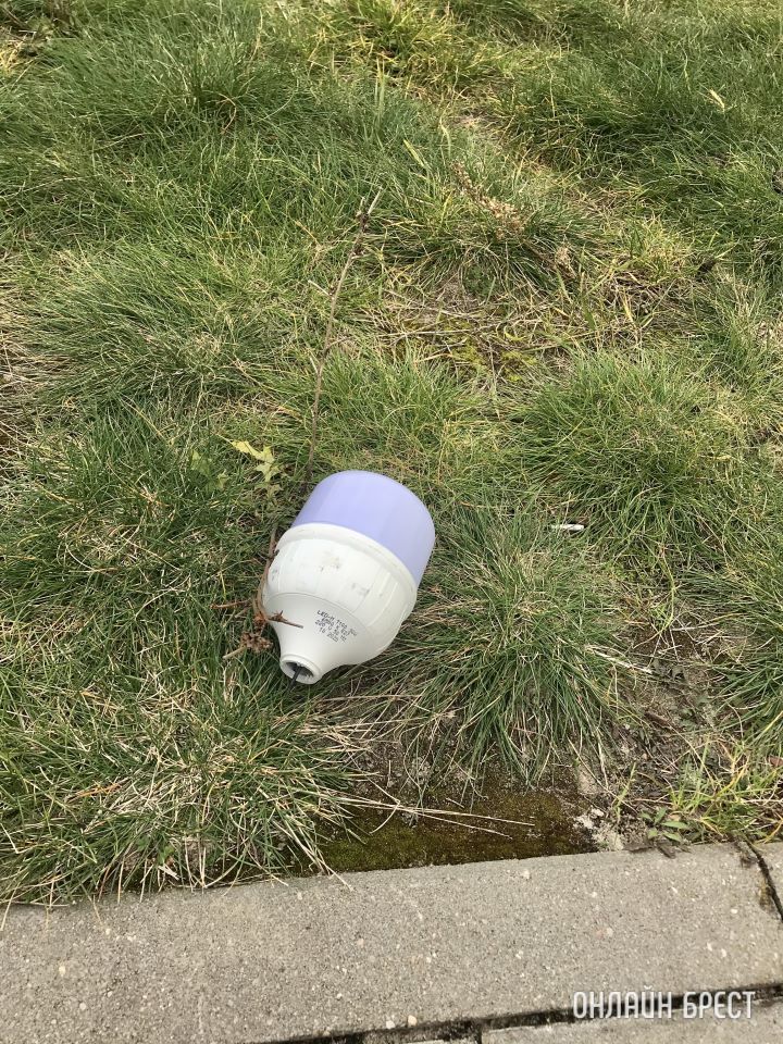 Читатель: На Сальникова в Бресте упали плафон и лампа от уличного фонаря. Плохо закрепили?