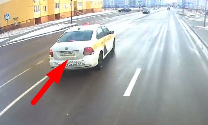 Маршрутка «догнала» такси на Сальникова в Бресте