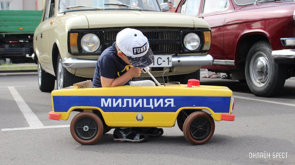 Читатель: Интересные автомобили показали на Махновича в Бресте