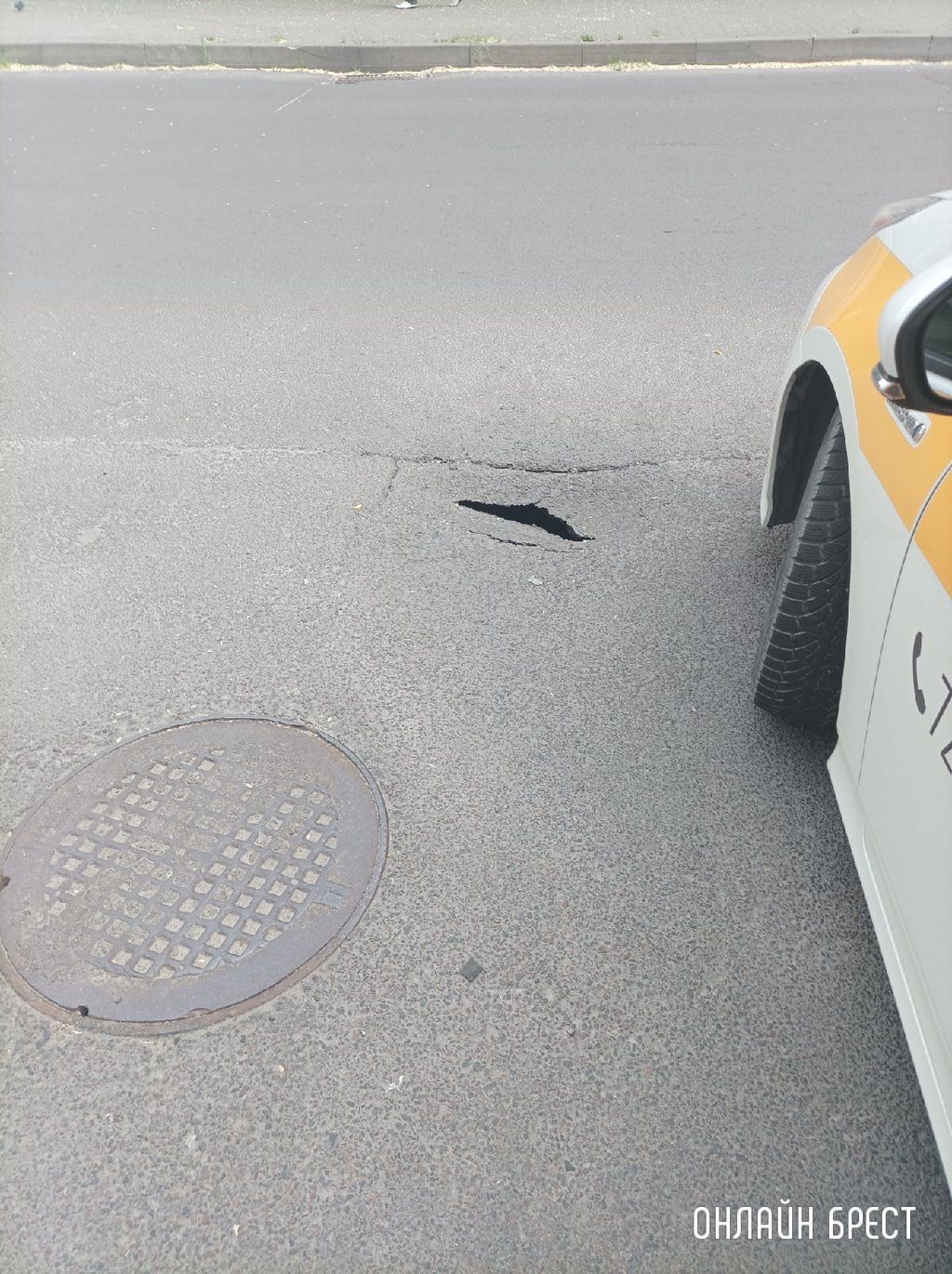 Читатель: Провал дороги на углу дома Гоголя, 82