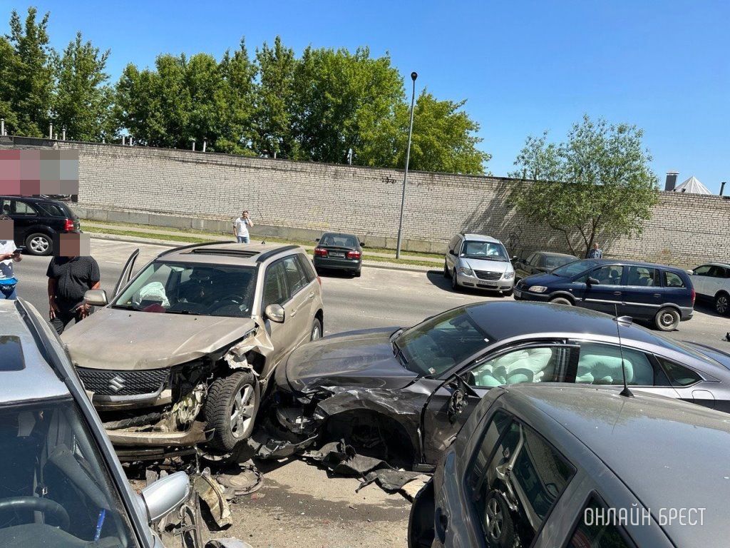 Читатель: Фото с места серьёзной аварии, которая произошла сегодня на Гоголя в Бресте
