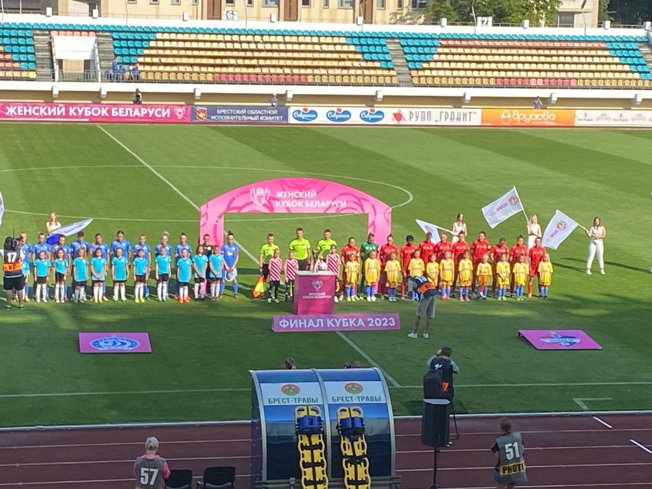 На ОСК «Брестский» стартовал финальный матч женского Кубка Беларуси между двумя столичными командами - «Динамо-БГУФК» и «Минск»