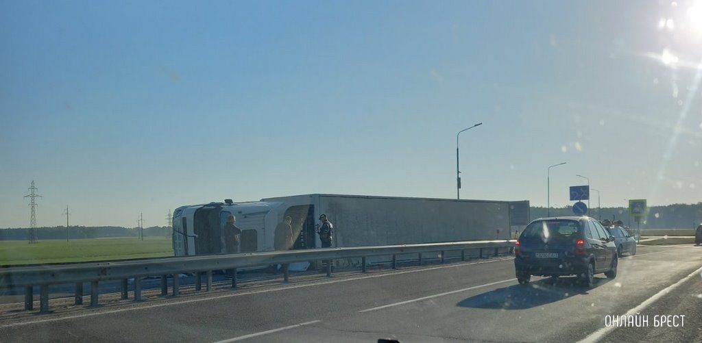 Очевидец: Каменецкое кольцо, ДТП. Фура лежит на боку