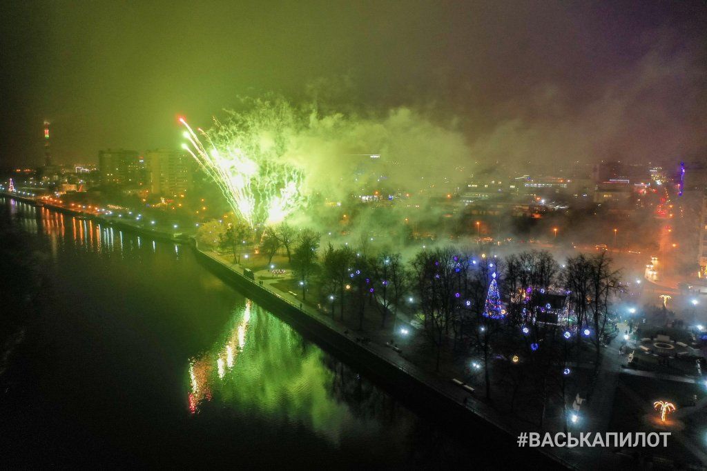 Открытии ёлки! Посмотрите, какой фейерверк был в Бресте на Набережной