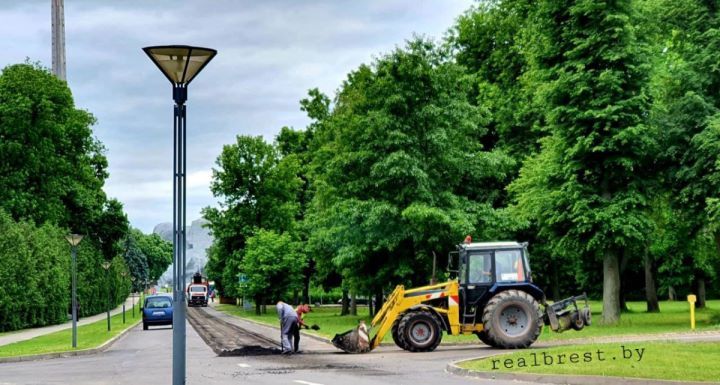 В Брестской крепости демонтируют старое дорожное покрытие